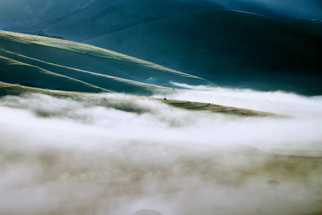 Morning Fog at Castelluccio di Norcia #nature #silence #mountains #sunrise #vol