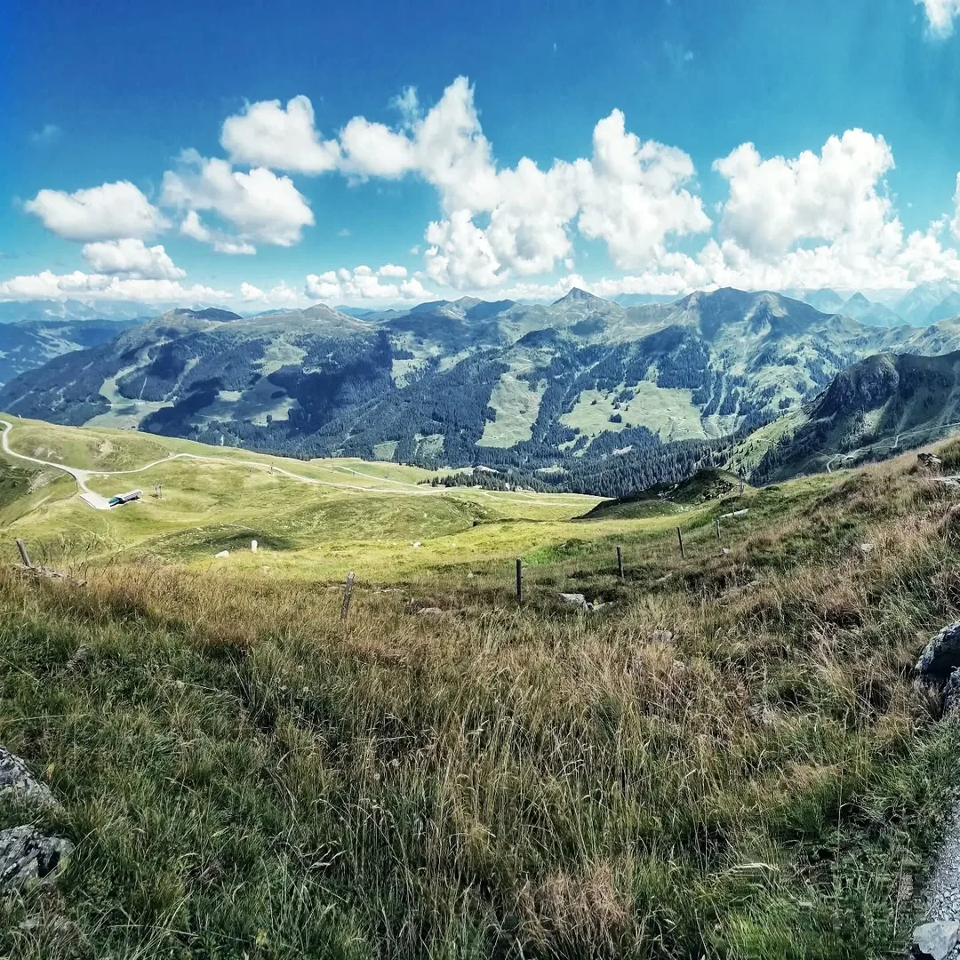 Camminando in Austria! Il panorama montano di Hinterglemm, in Austria, è una de