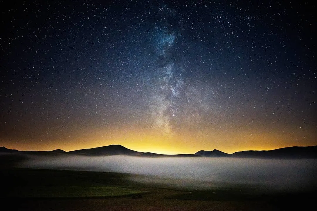 Milky Way over Castelluccio #yallersumbria #starrynights #longexposure_shot #mi