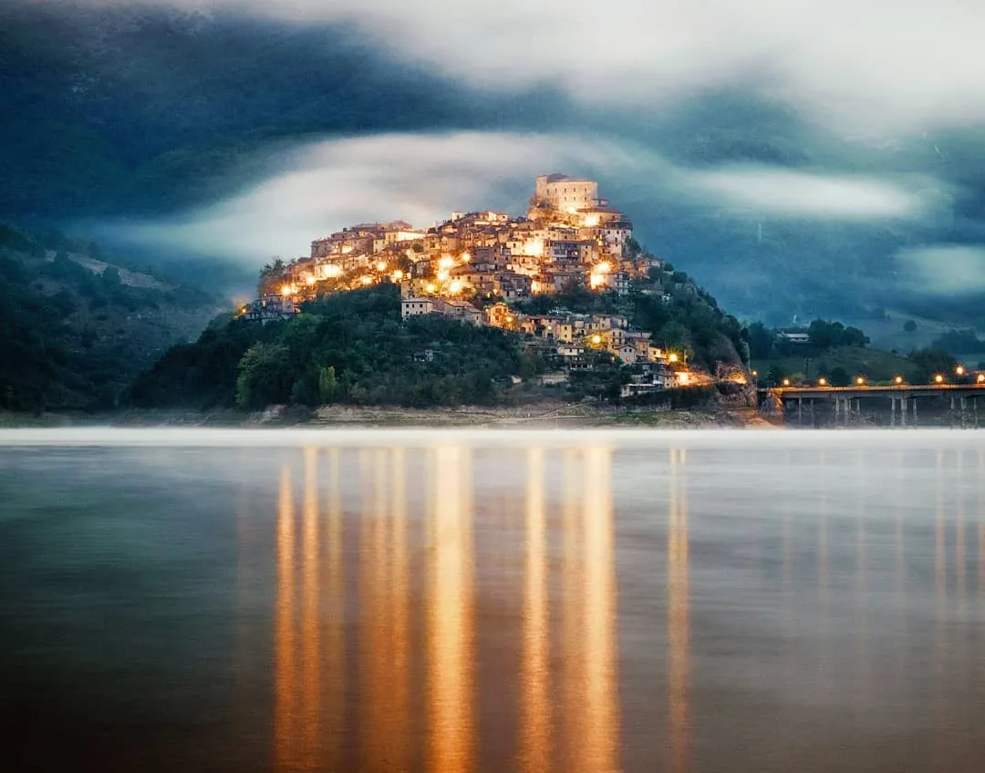 Misty morning on the Turano lake. . . #depthsofearth #eclectic_shotz #benicultur